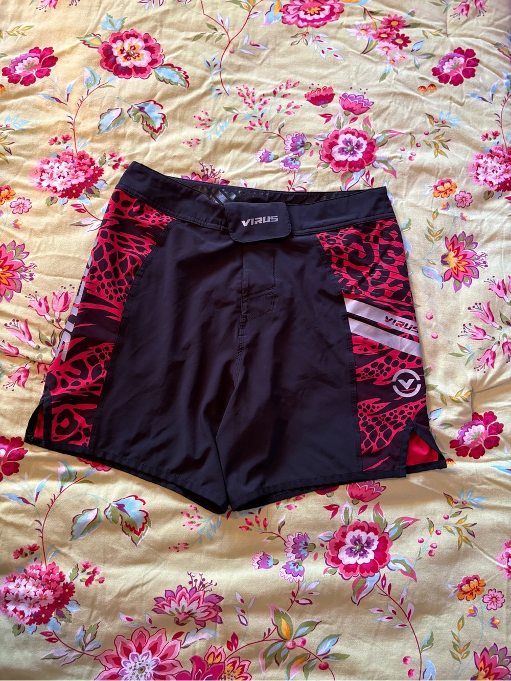 Virus Disaster II Shorts Mens 32 Black Red Athletic 7 Inseam Fight Stretch MMA